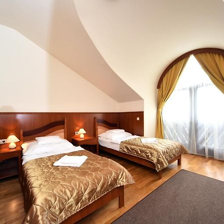 Hotel Kumania Kisujszallas エクステリア 写真