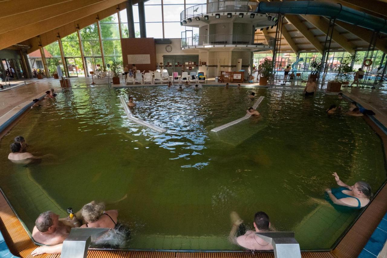 Hotel Kumania Kisujszallas エクステリア 写真