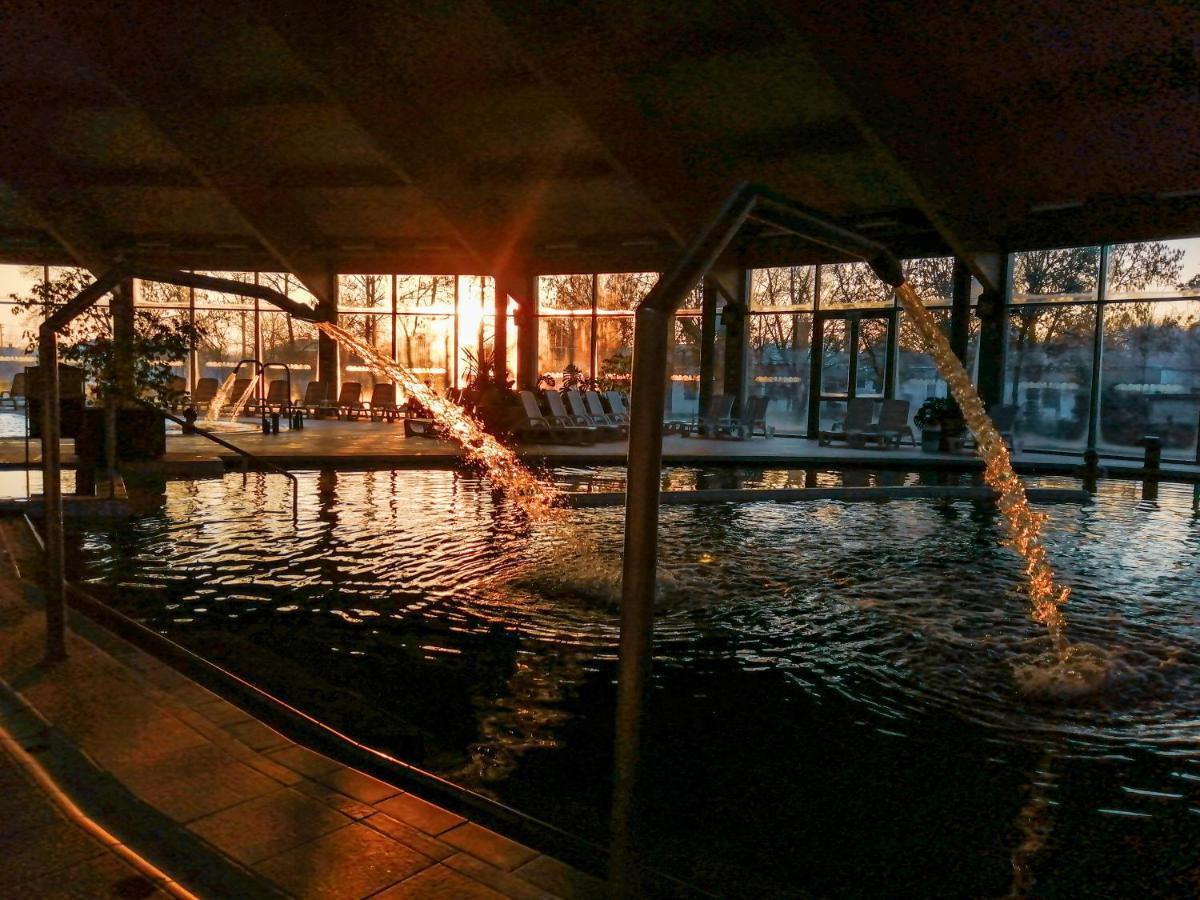 Hotel Kumania Kisujszallas エクステリア 写真