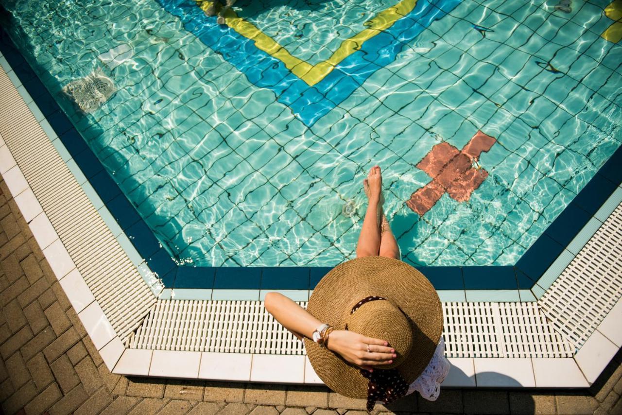 Hotel Kumania Kisujszallas エクステリア 写真