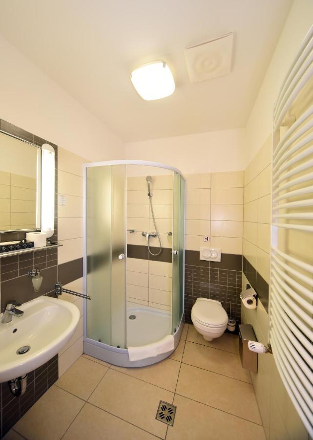 Hotel Kumania Kisujszallas エクステリア 写真