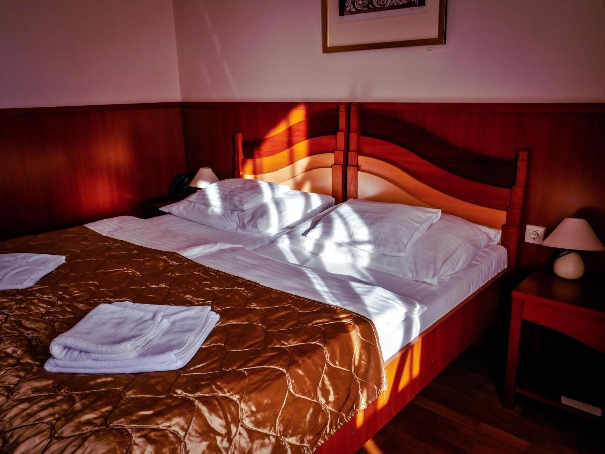Hotel Kumania Kisujszallas エクステリア 写真