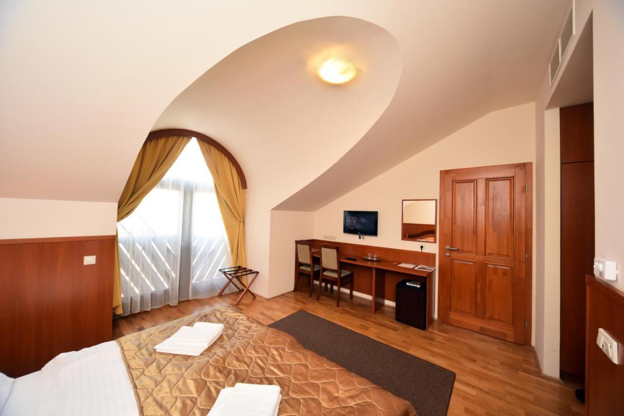 Hotel Kumania Kisujszallas エクステリア 写真