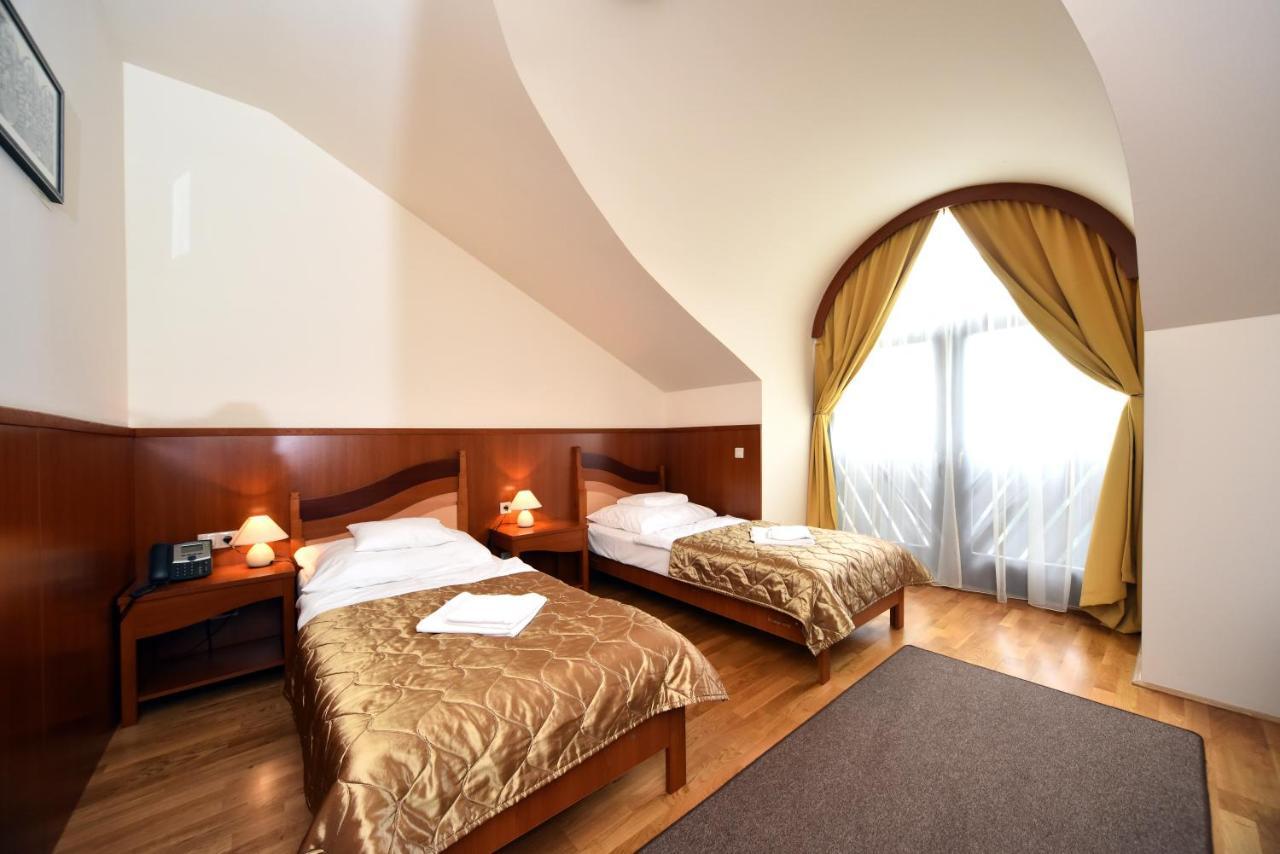 Hotel Kumania Kisujszallas エクステリア 写真