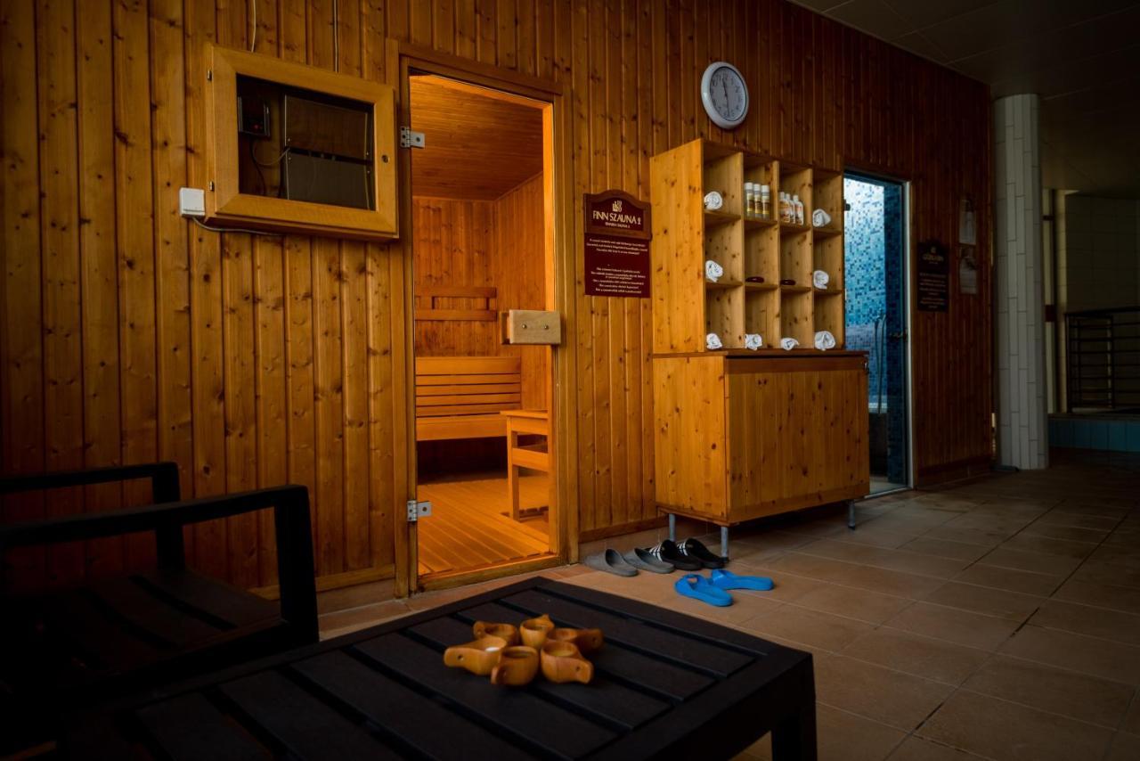 Hotel Kumania Kisujszallas エクステリア 写真