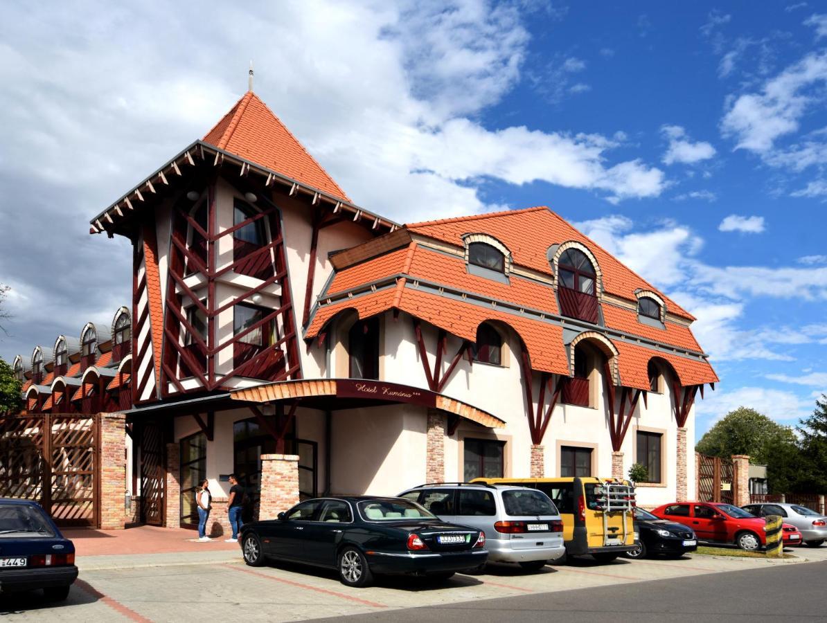 Hotel Kumania Kisujszallas エクステリア 写真