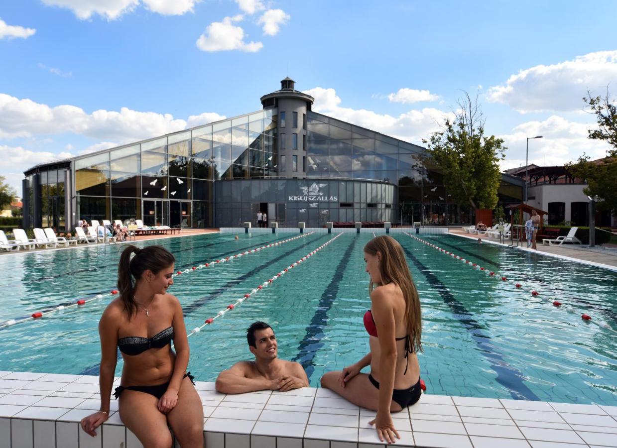 Hotel Kumania Kisujszallas エクステリア 写真