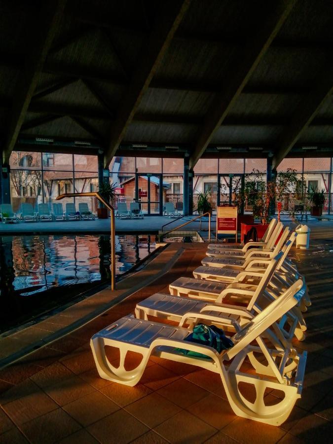 Hotel Kumania Kisujszallas エクステリア 写真