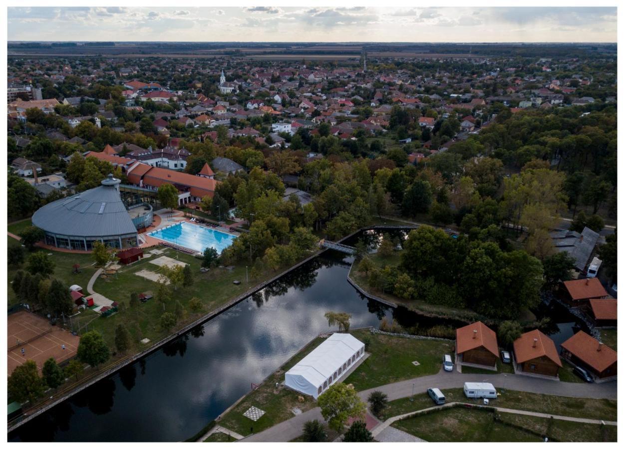 Hotel Kumania Kisujszallas エクステリア 写真