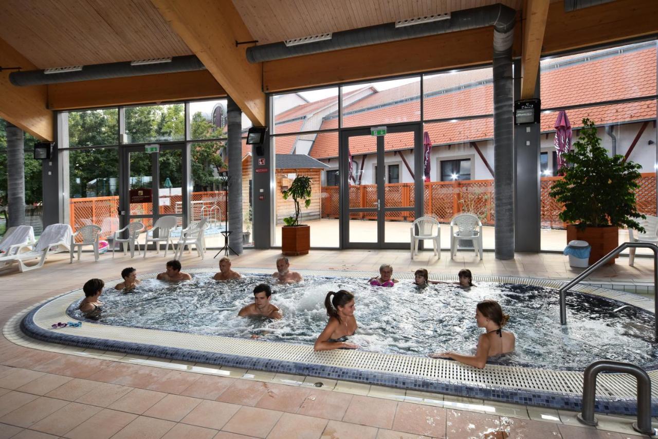 Hotel Kumania Kisujszallas エクステリア 写真
