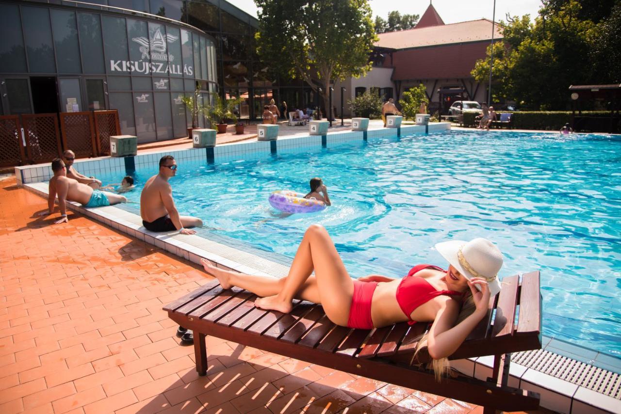 Hotel Kumania Kisujszallas エクステリア 写真